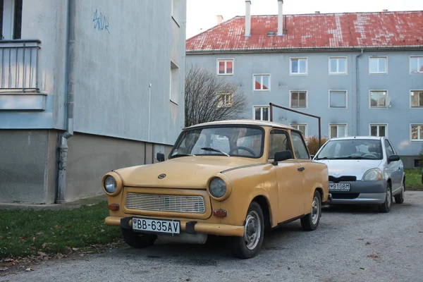 Banska Bystrica Słowacja Listopada 2018 Stary Niemiecki Samochód Trabant Ulicy — Zdjęcie stockowe