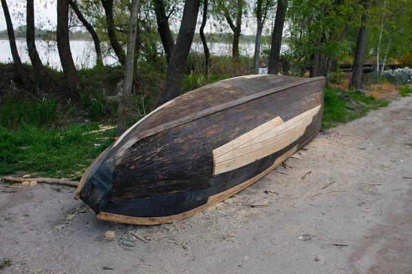 Umgedrehte Alte Schwarze Beschädigte Hölzerne Fischerboot Ufer Der Donau Der — Stockfoto