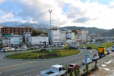 Hopa, Türkiye - 5 Aralık 2016. İskenderun ilçesinde Hopa ana cadde
