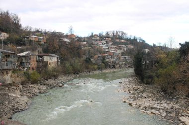 Kutaisi, Gürcistan - 5 Aralık 2016. Rioni veya tarihi merkezi Kuraisi nehirde Rion