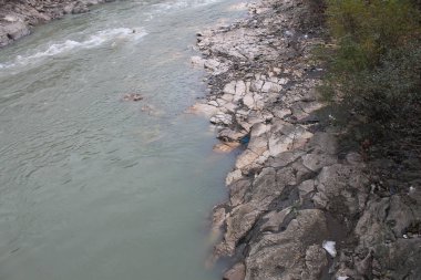 Kutaisi, Gürcistan - 5 Aralık 2016. Rioni veya tarihi merkezi Kuraisi nehirde Rion
