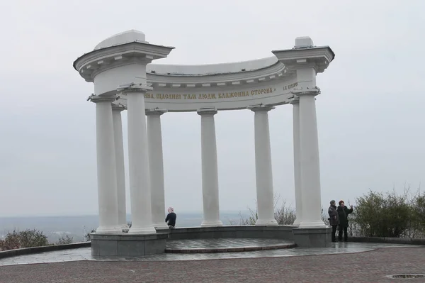 Poltava Ukraine April 2014 Menschen Der Nähe Der Weißen Rotunde — Stockfoto