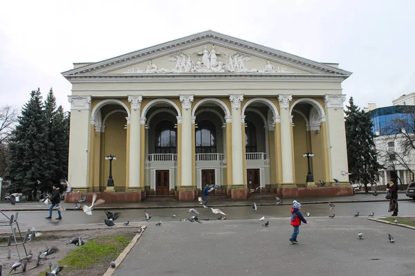 Ukraine Poltava Avril 2014 Personnes Pidgeons Près Théâtre Académique Régional — Photo