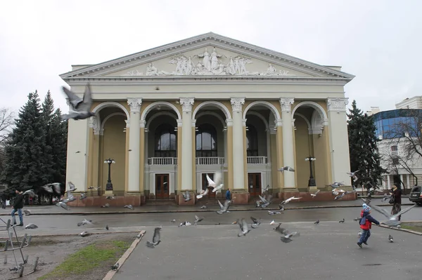 Ukrajna Poltava Április 2014 Emberek Pidgeons Poltava Akadémiai Regionális Ukrán — Stock Fotó