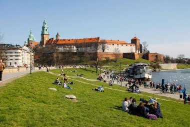 Krakow, Polonya. 8 Nisan 2018. Wawel kale Krakow şehir Vistula nehir kıyısında bulunan görünümü