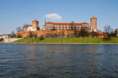 Krakow, Polonya. 8 Nisan 2018. Wawel kale Krakow şehir Vistula nehir kıyısında bulunan görünümü