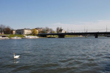 Krakow, Polonya. 8 Nisan 2018. Wawel Kraliyet Kalesi yakınlarındaki Vistula nehri 