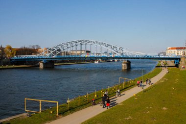 Krakow, Polonya. 8 Nisan 2018. Wawel Kraliyet Kalesi yakınlarındaki Vistula nehri 