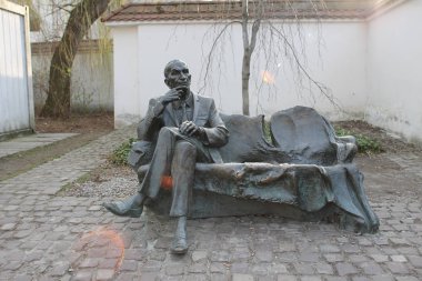 Krakow, Polonya. 8 Nisan 2018. Kazimierz, Krakow, Polonya 'da Jan Karski Memorial Bench