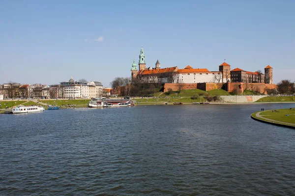 Krakow Poland April 2018 View Wawel Castle Located Bank Vistula — Stock Photo, Image