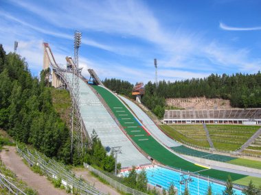 Lahti, Finlandiya - 5 Temmuz 2016. Spor merkezinde kayak la atlamaları