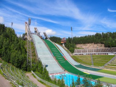 Lahti, Finlandiya - 5 Temmuz 2016. Spor merkezinde kayak la atlamaları