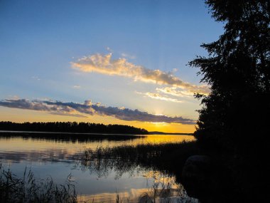Lahti yakınlarındaki bir Fin gölünün kıyısında yaz günbatımı