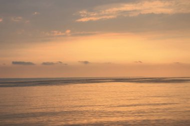 Güzel renkli gün batımı Nehri üzerinde. Turuncu günbatımı. Sabah Nehri üzerinde