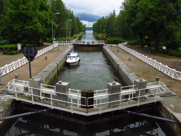 Vaaksy つの大きな湖の間に運河 Waterlock ボートも行くです フィンランド Asikkala Vaaksy — ストック写真