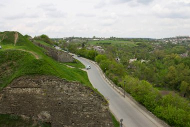 Kamianets-Podilskyi, Ukrayna. 30 Nisan 2019. Kamianets-Podilskyi kalesinden Kamianets-Podilskyi şehrinin eski tarih bölümüne manzara 