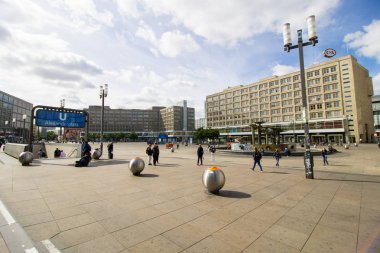 Berlin, Almanya - 29 Mayıs 2019: Alexanderplatz meydanında turistler 