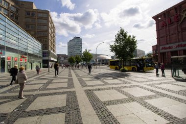 Berlin, Almanya - 29 Mayıs 2019: Alexanderplatz meydanında turistler 