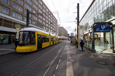 Berlin, Almanya - 29 Mayıs 2019: Berlin, Almanya 'daki Alexanderplatz istasyonu, arka planda popüler televizyon kulesi Berliner Fernsehturm' un yapısı,