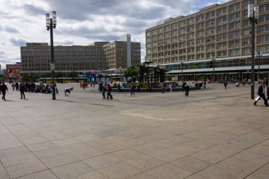 Berlin, Almanya - 29 Mayıs 2019: Alexanderplatz meydanında turistler 