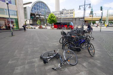 Berlin, Almanya - 29 Mayıs 2019: Alexanderplatz meydanında turistler 