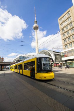 Berlin, Almanya - 29 Mayıs 2019: Berlin'de Alexanderplatz meydanında tramvay