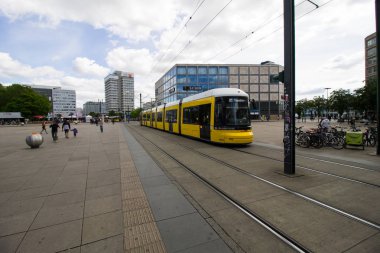 Berlin, Almanya - 29 Mayıs 2019: Berlin'de Alexanderplatz meydanında tramvay
