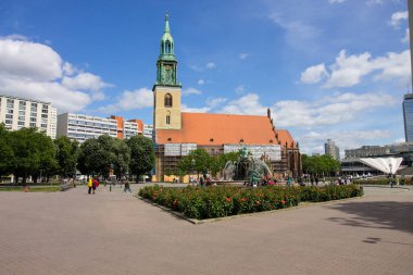 Berlin, Almanya - 29 Mayıs 2019: St. Mary Kilisesi veya Marienkirche ve Neptün çeşmesi ile Alexander platz meydanını ziyaret edenler 