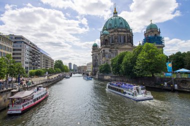 Berlin, Almanya - 29 Mayıs 2019: Berlin Katedrali yakınlarında turistlerle tekne (Alman Berliner Dom)