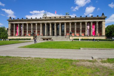 Berlin, Almanya - 29 Mayıs 2019: Berlin'deki Museum Island'daki Altesmuseum (Antika Müzesi) önündeki insanlar
