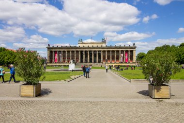 Berlin, Almanya - 29 Mayıs 2019: Berlin'deki Museum Island'daki Altesmuseum (Antika Müzesi) önündeki insanlar