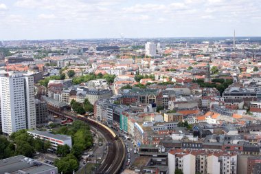 Berlin, Almanya - 29 Mayıs 2019: Radisson Berlin Alexanderplatz Hotel'den Berlin'e panoramik manzara