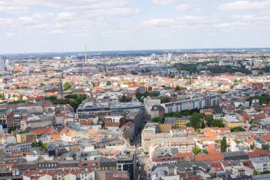 Berlin, Almanya - 29 Mayıs 2019: Radisson Berlin Alexanderplatz Hotel'den Berlin'e panoramik manzara
