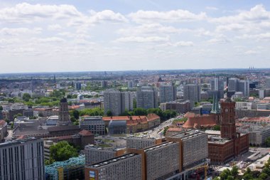 Berlin, Almanya - 29 Mayıs 2019: Radisson Berlin Alexanderplatz Hotel'den Berlin'e panoramik manzara