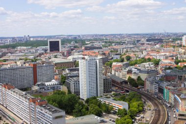Berlin, Almanya - 29 Mayıs 2019: Radisson Berlin Alexanderplatz Hotel'den Berlin'e panoramik manzara