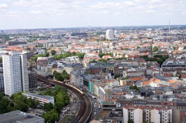 Berlin, Almanya - 29 Mayıs 2019: Radisson Berlin Alexanderplatz Hotel'den Berlin'e panoramik manzara