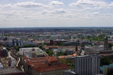 Berlin, Almanya - 29 Mayıs 2019: Radisson Berlin Alexanderplatz Hotel'den Berlin'e panoramik manzara