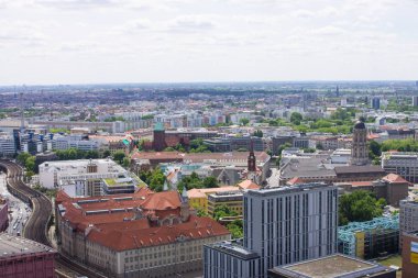 Berlin, Almanya - 29 Mayıs 2019: Radisson Berlin Alexanderplatz Hotel'den Berlin'e panoramik manzara