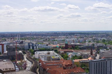Berlin, Almanya - 29 Mayıs 2019: Radisson Berlin Alexanderplatz Hotel'den Berlin'e panoramik manzara