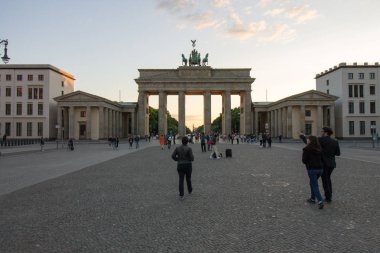 Berlin, Almanya - 29 Mayıs 2019: Gün batımında Berlin Brandenburg Kapısı (Brandenburger Tor) yakınındaki turistler