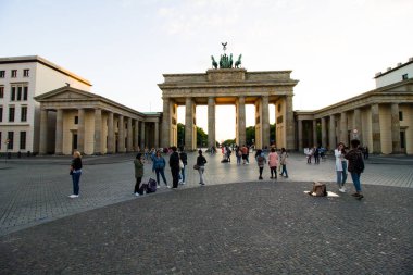 Berlin, Almanya - 29 Mayıs 2019: Gün batımında Berlin Brandenburg Kapısı (Brandenburger Tor) yakınındaki turistler