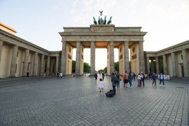 Berlin, Almanya - 29 Mayıs 2019: Berlin Brandenburg Kapısı (Brandenburger Tor) gün batımında