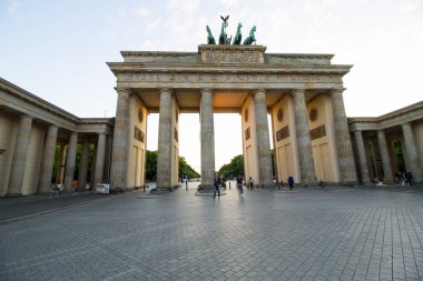 Berlin, Almanya - 29 Mayıs 2019: Berlin Brandenburg Kapısı (Brandenburger Tor) gün batımında