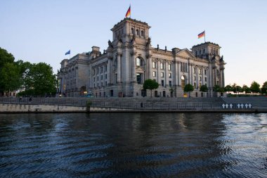 Berlin, Almanya - 29 Mayıs 2019: Berlin'de akşam saatlerinde Reichstag binası