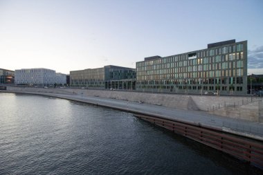 Berlin, Almanya - 29 Mayıs 2019: Spree Nehri kıyısındamodern bina