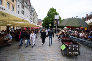 Berlin, Almanya - 30 Mayıs 2019: Popüler yer Hackescher Markt Berlin'in merkezinde