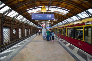 Berlin, Almanya - 30 Mayıs 2019: Hackescher Markt (Berlin U-Bahn) metro istasyonu