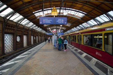 Berlin, Almanya - 30 Mayıs 2019: Hackescher Markt (Berlin U-Bahn) metro istasyonu