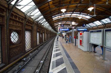 Berlin, Almanya - 30 Mayıs 2019: Hackescher Markt (Berlin U-Bahn) metro istasyonu