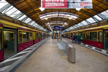 Berlin, Almanya - 30 Mayıs 2019: Hackescher Markt (Berlin U-Bahn) metro istasyonu